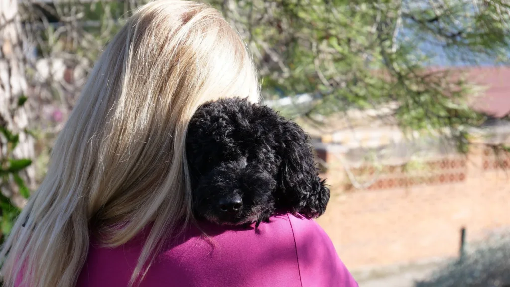 Nuria con mi caniche en casa